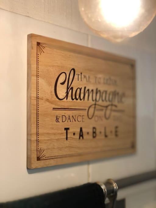 Charmant Logement & Terrasse Au Centre Historique 圣克洛德 外观 照片